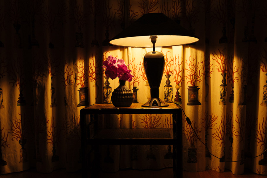 Scatto di interior con fiori e complementi di arredo vintage per Dovì Details