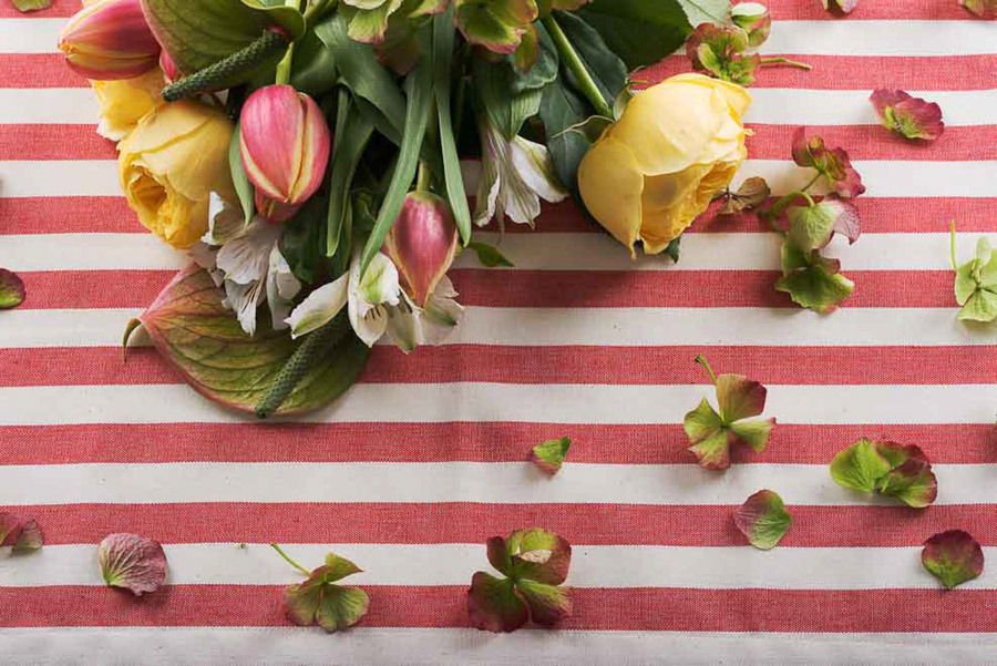 On the table con fiori per tessile tavola Dovi Details